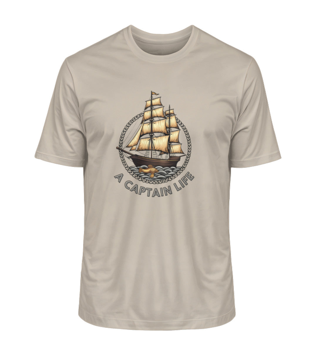 Goldenes Segelboot im Vintage-Stil auf navyblauem Bio-Herren-Shirt mit Schriftzug „A CAPTAIN LIFE“ in Sand (Desert Dust-7159) von www.digiuliano.com