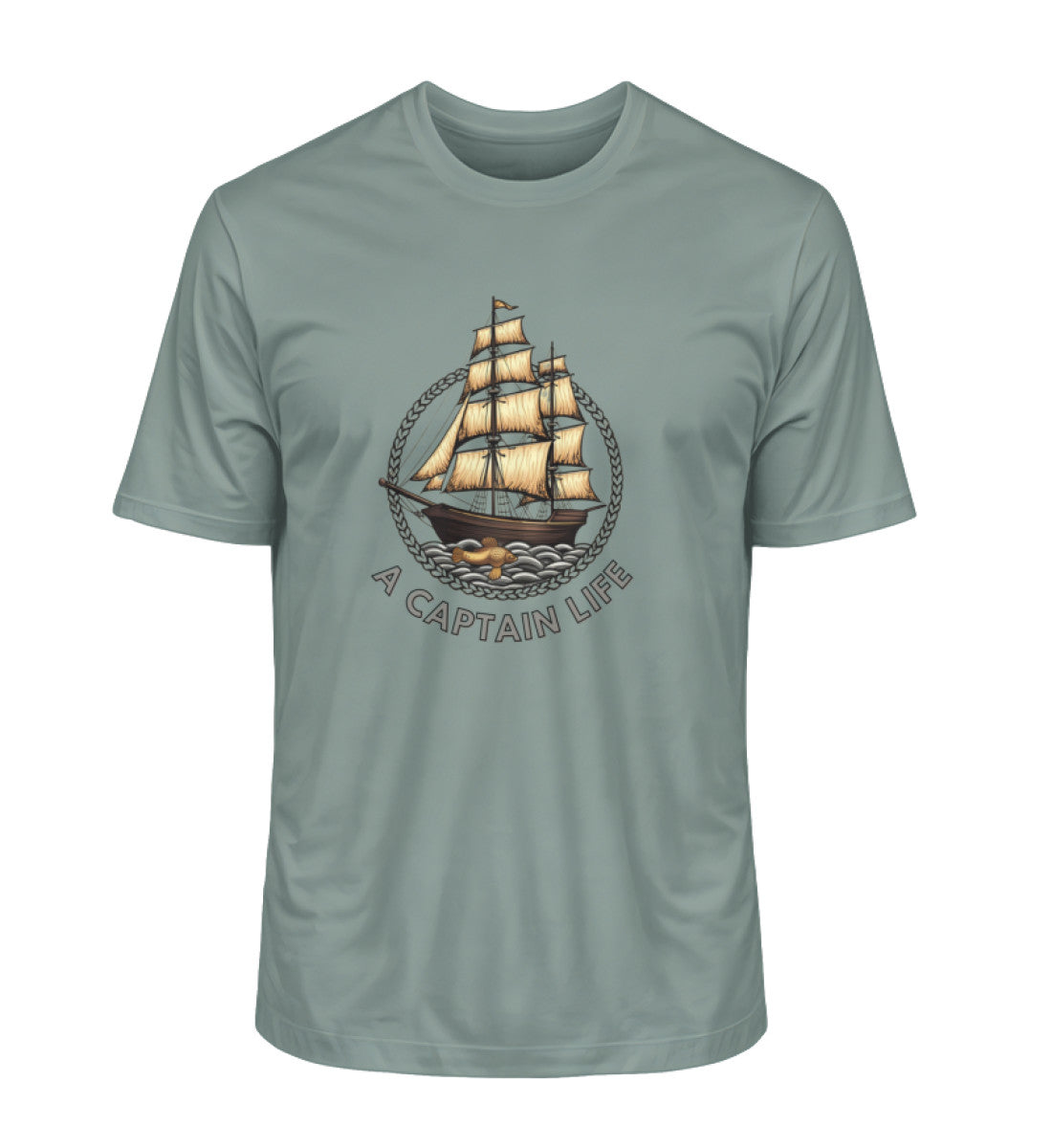 Goldenes Segelboot im Vintage-Stil auf navyblauem Bio-Herren-Shirt mit Schriftzug „A CAPTAIN LIFE“ in Grün (Green Bay-7309) von www.digiuliano.com