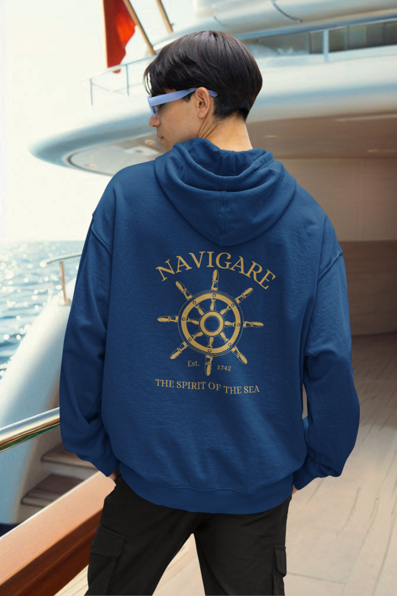 Maritimer Premium Herren Zipper Hoodie aus Bio-Baumwolle mit goldenem NAVIGARE-Rückenprint in Navy.
