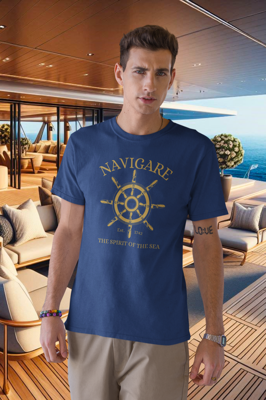 Elegantes Herren Bio T-Shirt in Marineblau mit goldenem Steuerrad-Print – NAVIGARE Design, nachhaltige Luxusmode, aus 100 % Bio-Baumwolle in Marine (French Navy-6057) von www.digiuliano.com