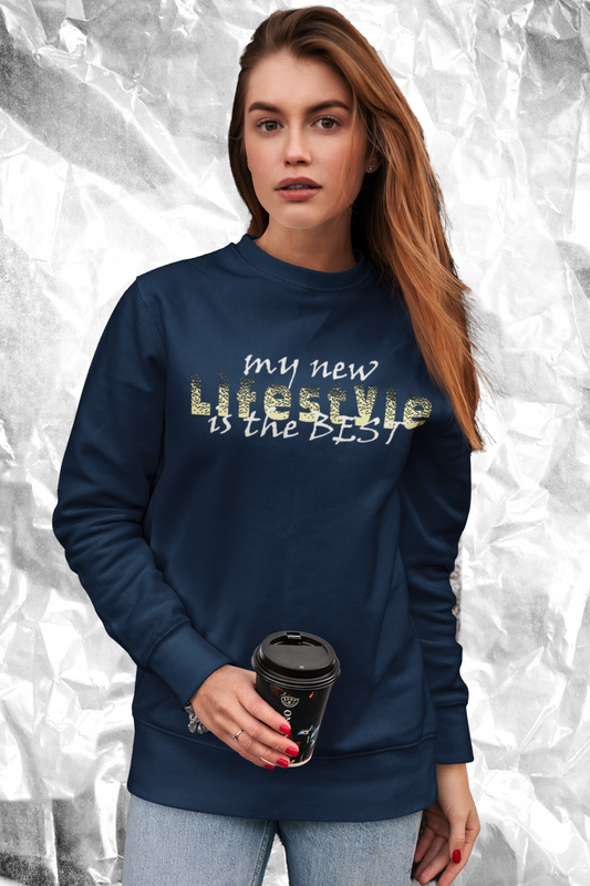 Unisex Organic Sweatshirt Damen mit nachhaltigem Design und „MY LIFESTYLE IS THE BEST“-Aufdruck in Marine (Französisch Navy-6887) von www.digiuliano.com