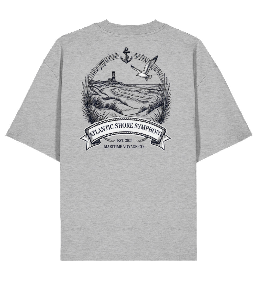 Graumeliertes maritimes Organic Oversized T-Shirt mit großem Rückenmotiv „Atlantic Shore Symphony“, Leuchtturm, Notenband und Dünenlandschaft aus Bio-Baumwolle.(Heather Grey-17) www.digiuliano.com