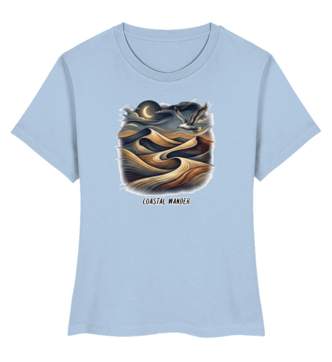 Ein hellblaues Premium Organic Damen-Shirt mit einem detaillierten, künstlerischen Design einer Küsten- und Dünenlandschaft unter einem Mond und dem Schriftzug „COASTAL WANDER“ auf der Brust. (Blue Soul-7317)