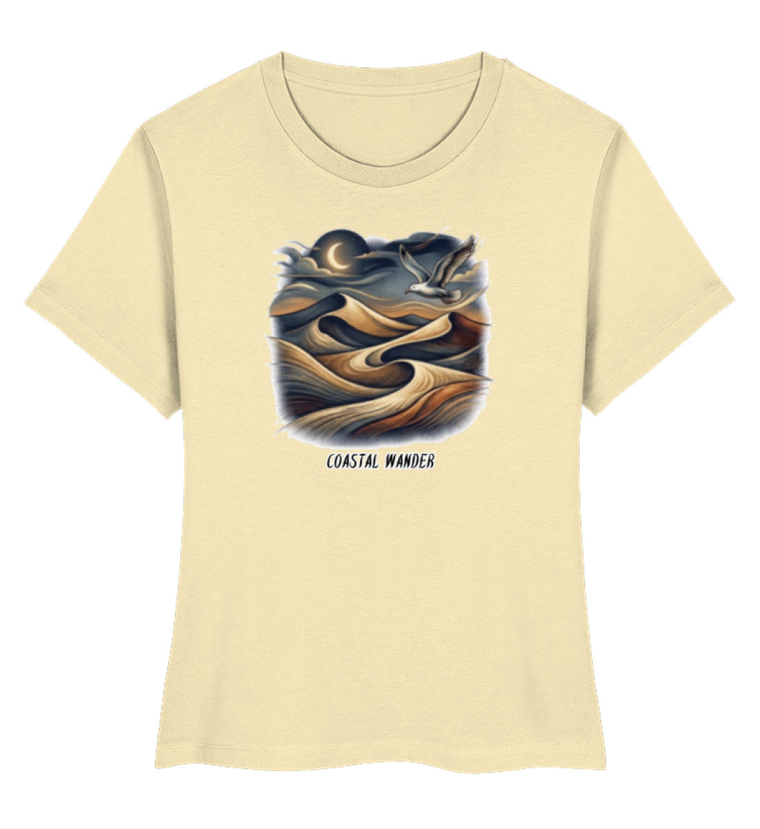 Ein naturbelassenes Premium Organic Damen-Shirt mit einem detaillierten, künstlerischen Design einer Küsten- und Dünenlandschaft unter einem Mond und dem Schriftzug „COASTAL WANDER“ auf der Brust (Natural Raw-7131)