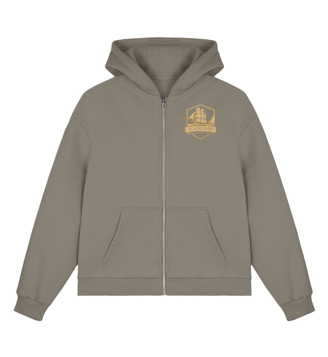 Olive maritimer Bio Boxcut Zipper in der Vorderansicht mit Metall-Reißverschluss, Kängurutasche und goldenem Dreimaster-Wappen auf der Brust. (Pale Olive-7353) www.digiuliano.com