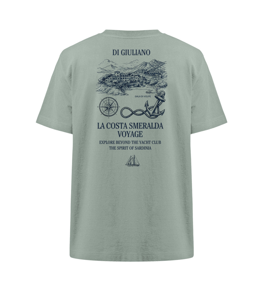 Aloe maritimes Organic Heavy Oversized T-Shirt Rückenteil mit Motiv „La Costa Smeralda Voyage“, Ansicht der Bucht Gala di Volpe, Kompassrose, Anker und Segelschiff  (Aloe-7216) www.digiuliano.com
