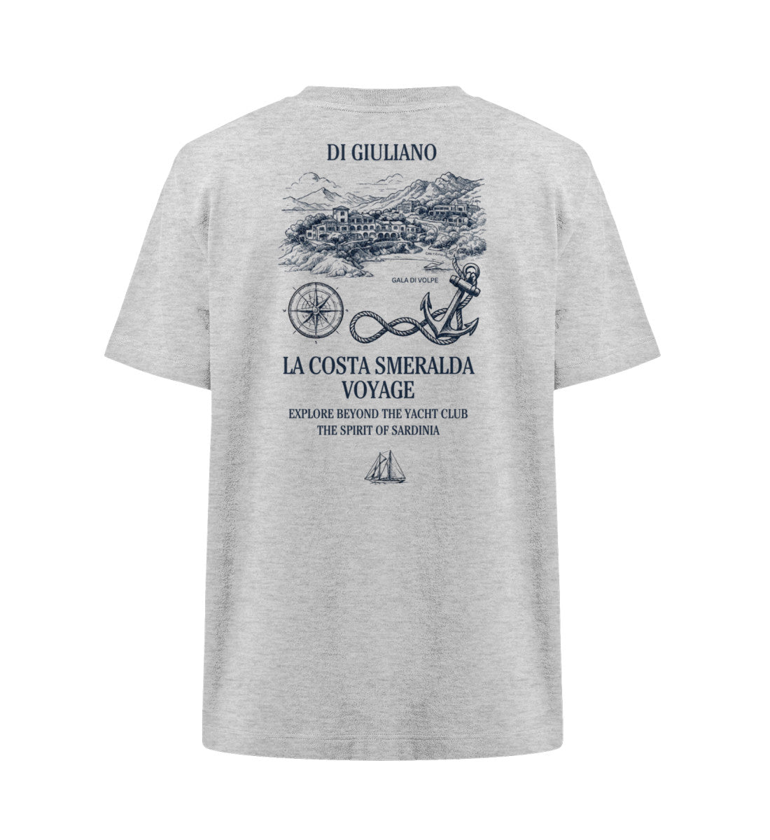 Graumeliert maritimes Organic Heavy Oversized T-Shirt Rückenteil mit Motiv „La Costa Smeralda Voyage“, Ansicht der Bucht Gala di Volpe, Kompassrose, Anker und Segelschiff  (Heather Grey-6892) www.digiuliano.com