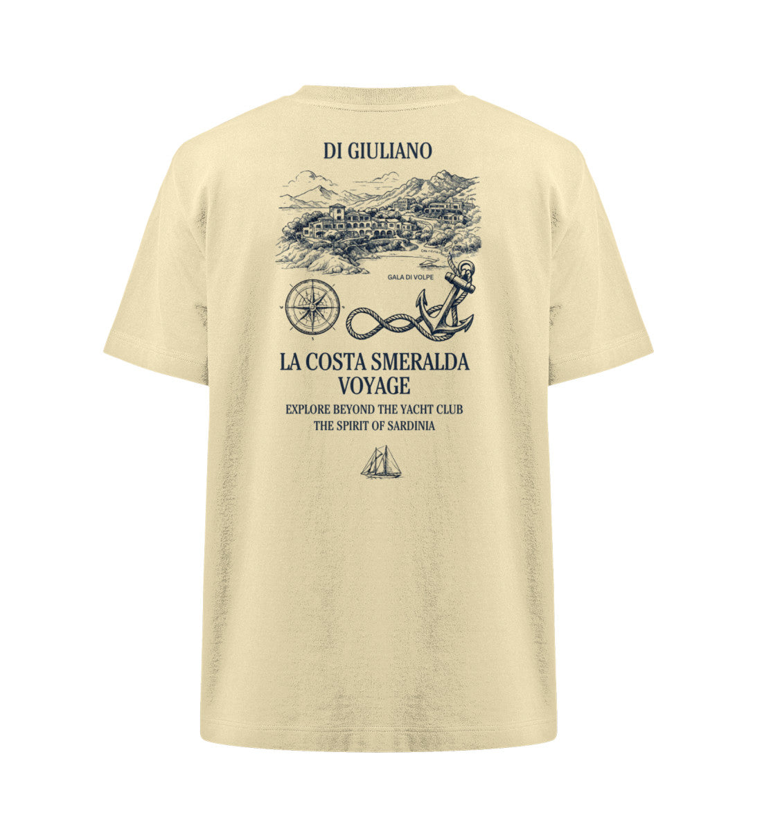 Naturbelassen maritimes Organic Heavy Oversized T-Shirt Rückenteil mit Motiv „La Costa Smeralda Voyage“, Ansicht der Bucht Gala di Volpe, Kompassrose, Anker und Segelschiff (Natural Raw-7131) www.digiuliano.com