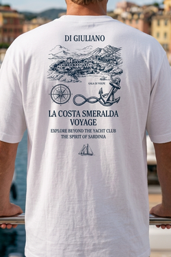 Weiss maritimes Organic Heavy Oversized T-Shirt Rückenteil mit Motiv „La Costa Smeralda Voyage“, Ansicht der Bucht Gala di Volpe, Kompassrose, Anker und Segelschiff (White-3) www.digiuliano.com
