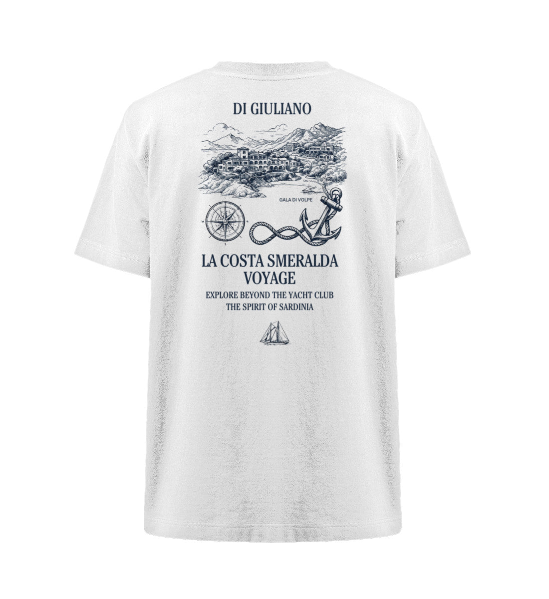 Weiss maritimes Organic Heavy Oversized T-Shirt Rückenteil mit Motiv „La Costa Smeralda Voyage“, Ansicht der Bucht Gala di Volpe, Kompassrose, Anker und Segelschiff (White-3) www.digiuliano.com