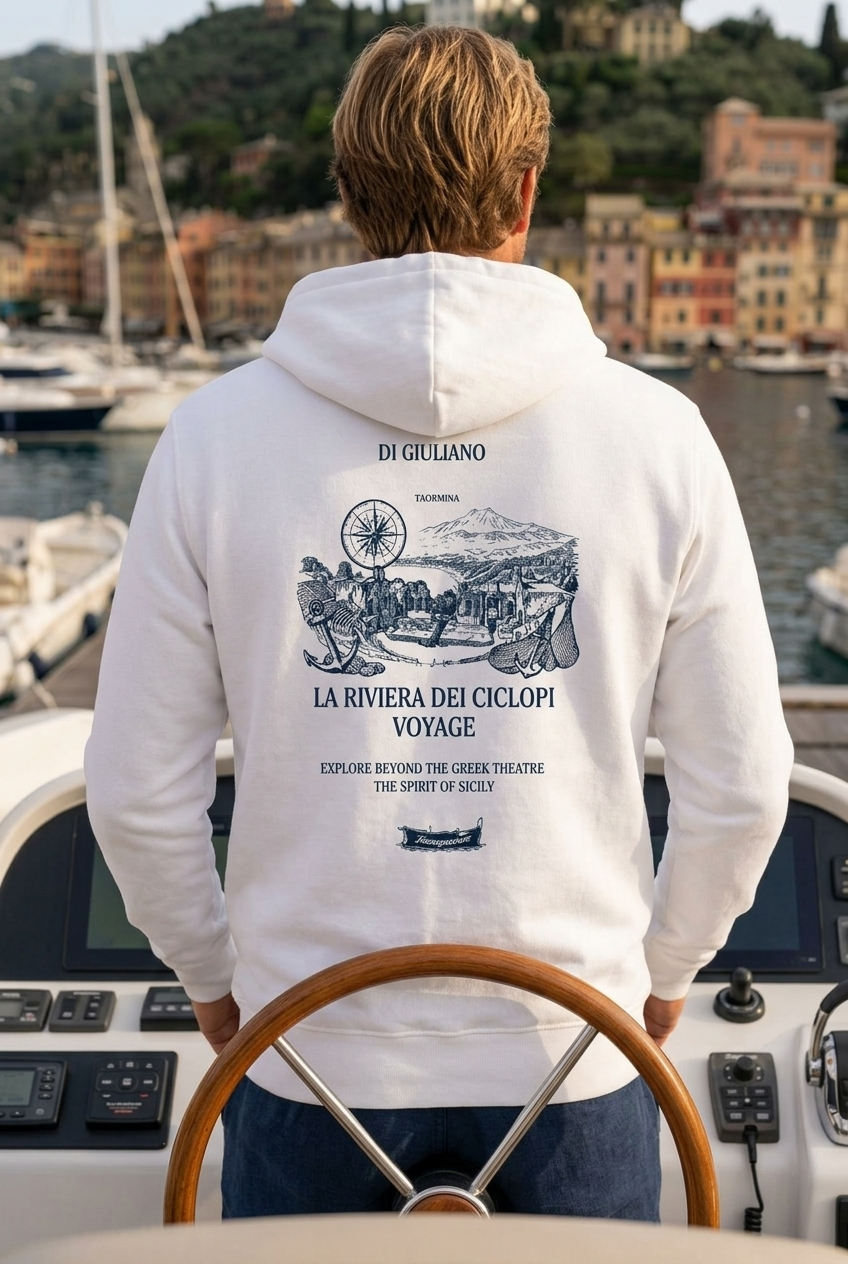 Weiss maritimer Unisex Organic Zipper mit Rückendruck „La Riviera dei Ciclopi Voyage“, Ansicht von Taormina, Ätna, Kompassrose, Anker und Fischernetz. (White-3) www.digiuliano.com