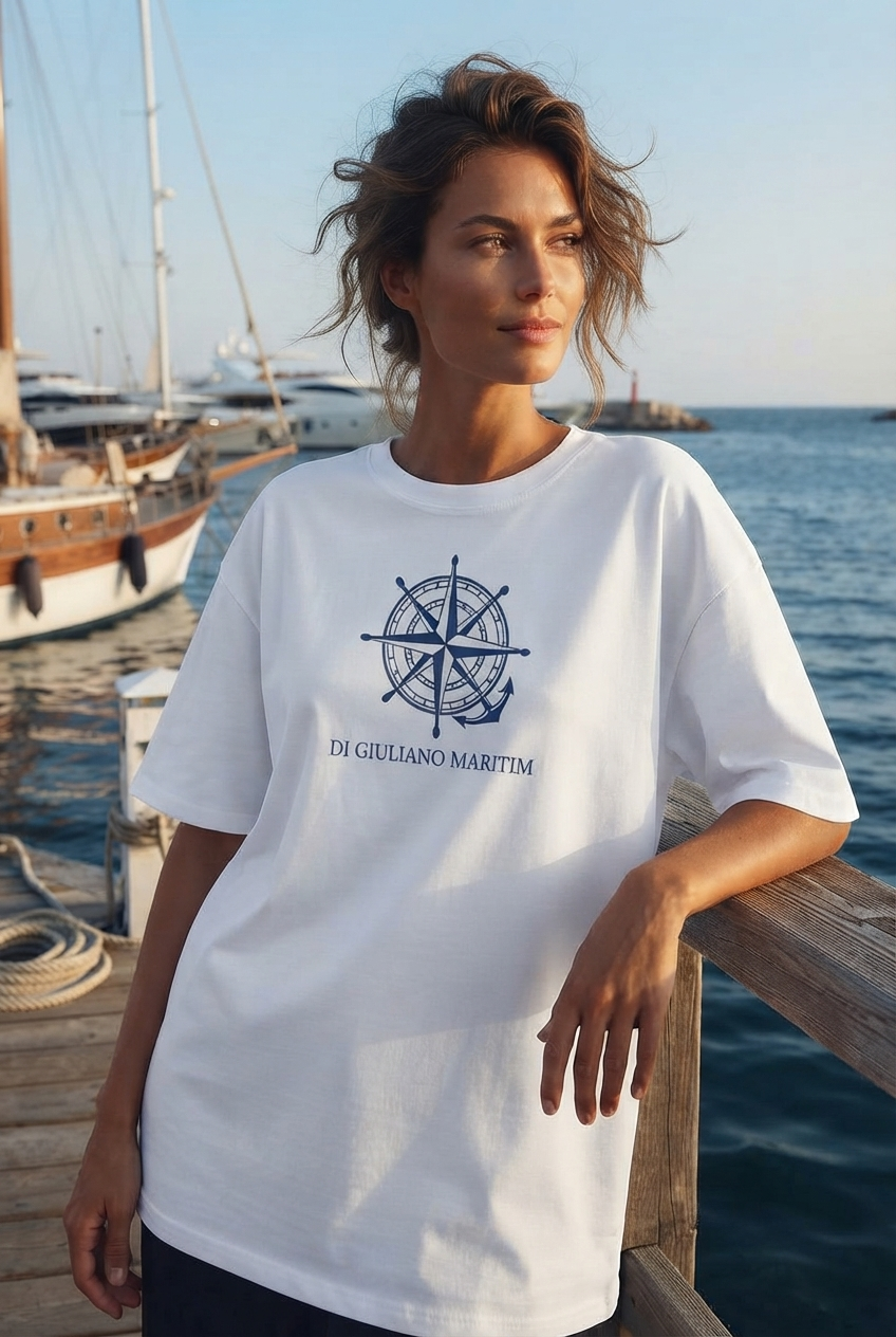 Maritimes Damen Organic Oversized T-Shirt Weiß mit dunkelblauer Windrose, Steuerrad, Anker und dem Schriftzug. Di Giuliano Maritim. (White-3) digiuliano.com