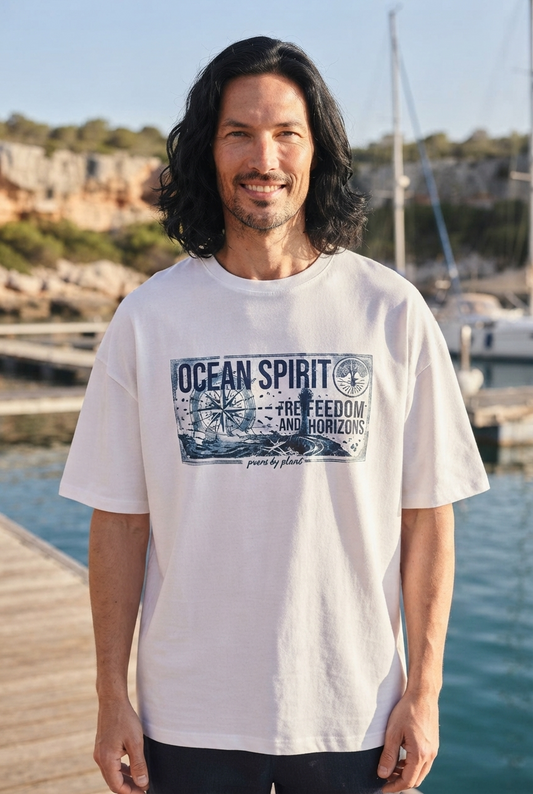 Vorderansicht des schweren Bio-Oversized-T-Shirts „Ocean Spirit“ von DI GIULIANO (240 g/m²) mit maritimen Designelementen und nachhaltigem Print auf der Brust digiuliano.com
