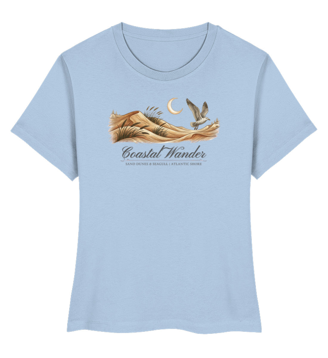 Ein hellblaues Damen Bio-T-Shirt mit Rundhalsausschnitt, bedruckt mit dem maritimen Design „Coastal Wander“, das Sanddünen, eine Möwe und eine Mondsichel zeigt. (Blue Soul-7317) digiuliano.com