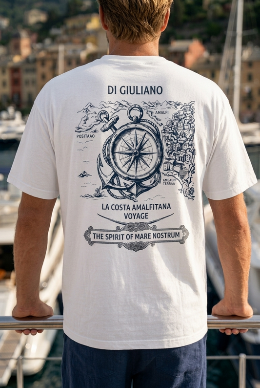 Weiss maritimes Organic Heavy Oversized T-Shirt mit großem Rückenmotiv „La Costa Amalfitana Voyage“, detaillierter Kompassrose, Anker, Schiffstau und der Amalfi-Küstenkulisse.(White-3) www.digiuliano.com