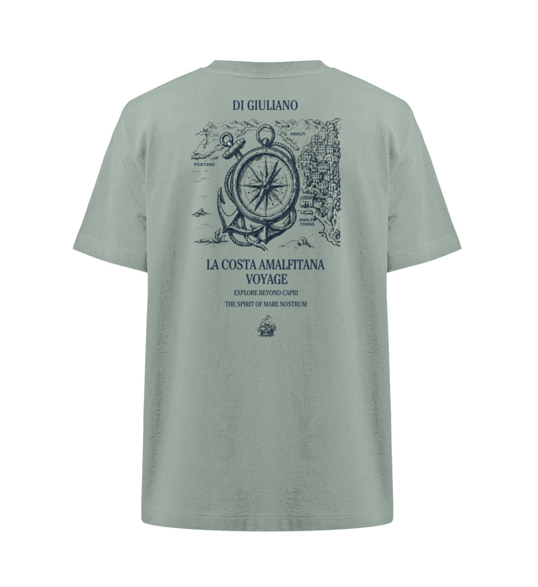 Aloe maritimes Organic Heavy Oversized T-Shirt mit großem Rückenmotiv „La Costa Amalfitana Voyage“, detaillierter Kompassrose, Anker, Schiffstau und der Amalfi-Küstenkulisse. (Aloe-7216) www.digiuliano.com