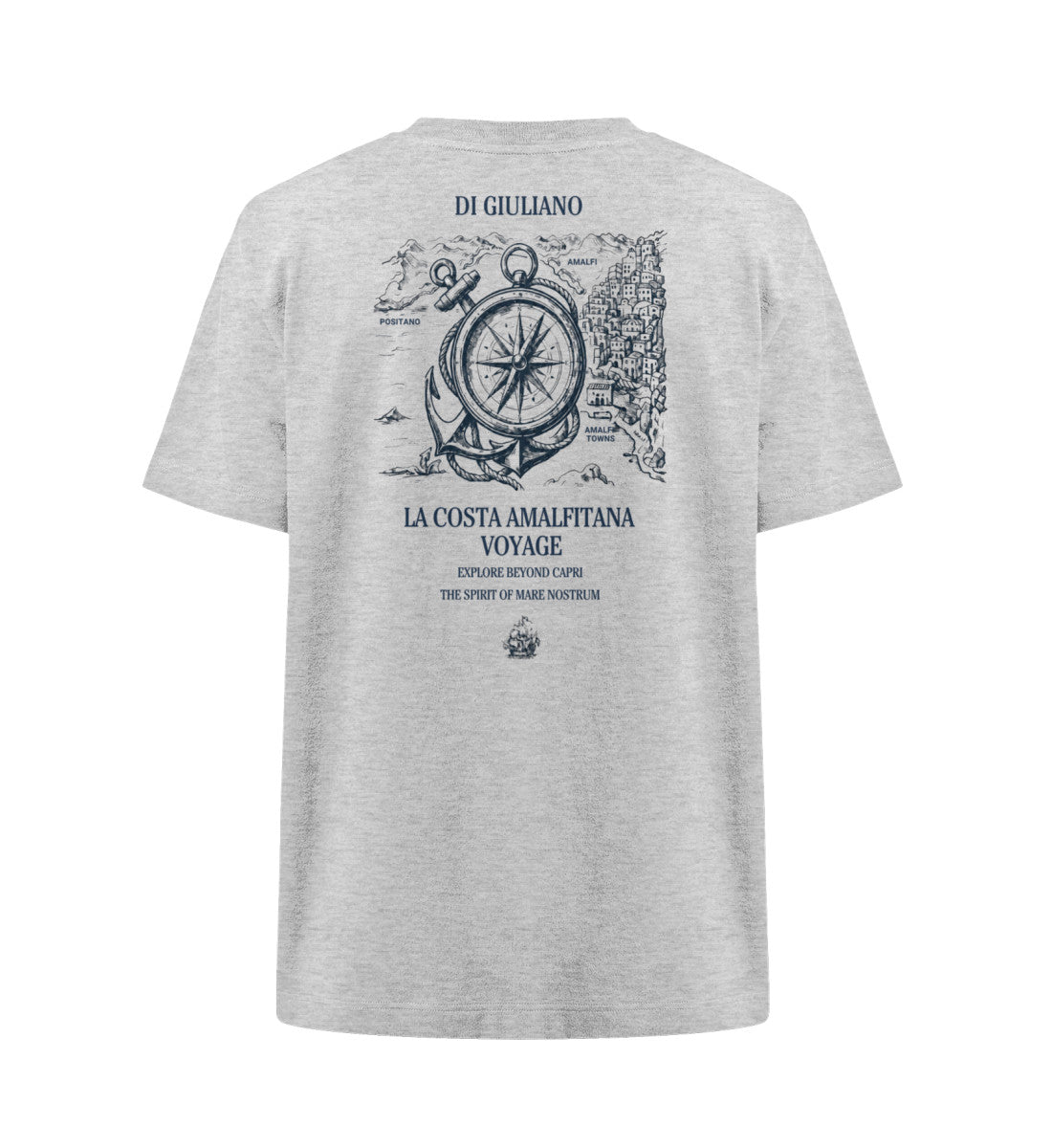 Graumeliert maritimes Organic Heavy Oversized T-Shirt mit großem Rückenmotiv „La Costa Amalfitana Voyage“, detaillierter Kompassrose, Anker, Schiffstau und der Amalfi-Küstenkulisse. (Heather Grey-6892) www.digiuliano.com