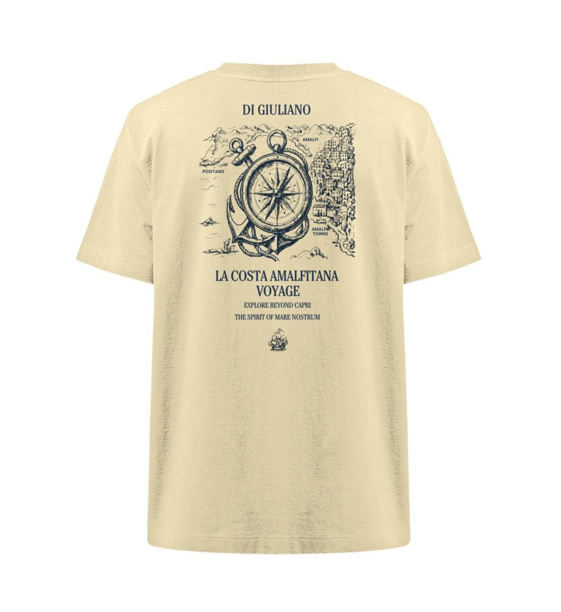 Naturbelassen maritimes Organic Heavy Oversized T-Shirt mit großem Rückenmotiv „La Costa Amalfitana Voyage“, detaillierter Kompassrose, Anker, Schiffstau und der Amalfi-Küstenkulisse. (Natural Raw-7131) www.digiuliano