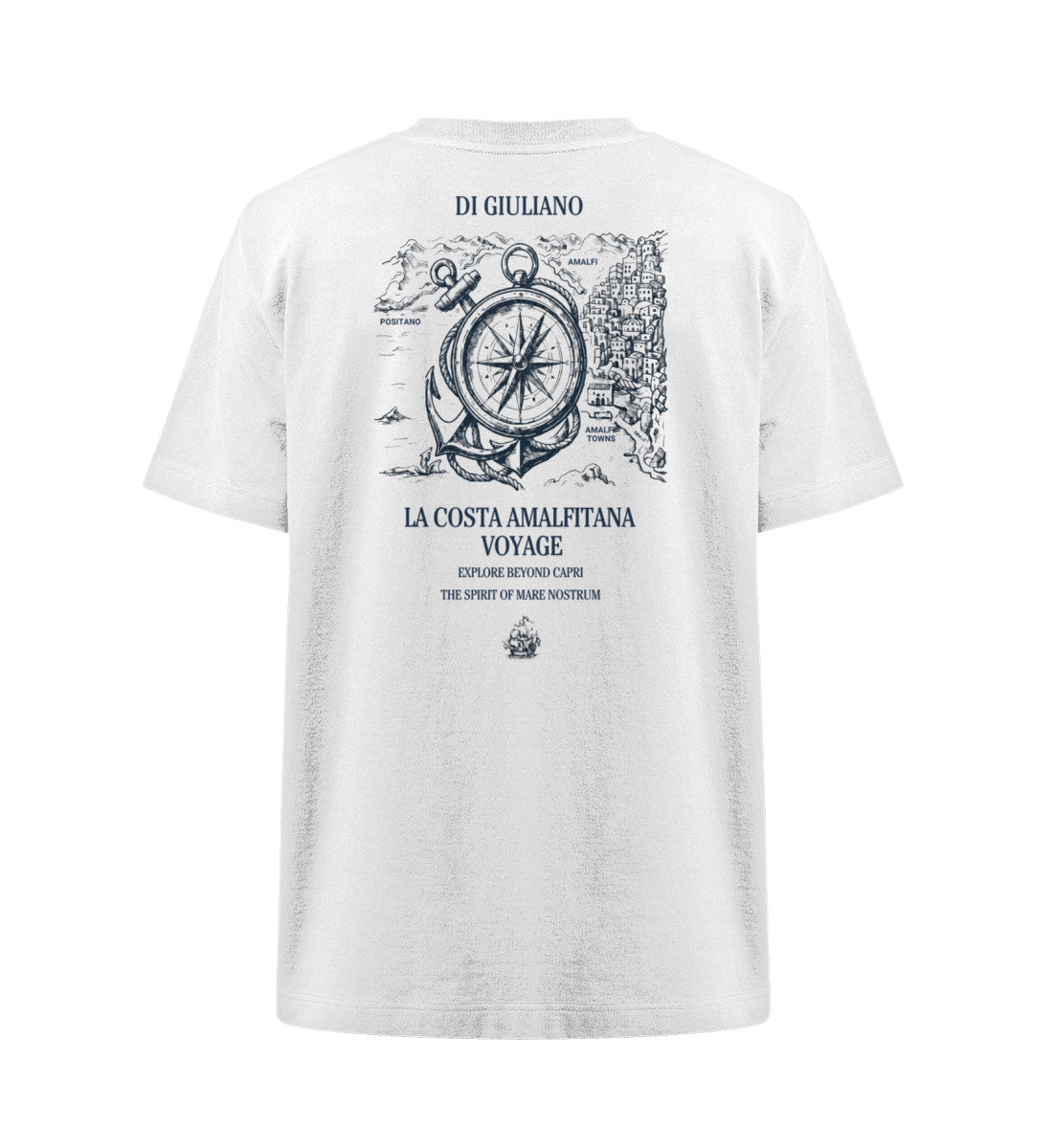 Weiss maritimes Organic Heavy Oversized T-Shirt mit großem Rückenmotiv „La Costa Amalfitana Voyage“, detaillierter Kompassrose, Anker, Schiffstau und der Amalfi-Küstenkulisse.(White-3) www.digiuliano.com