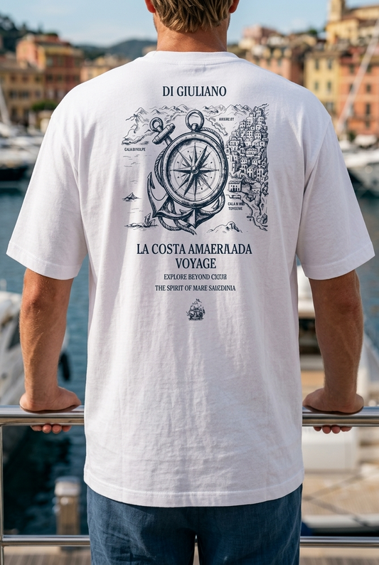 Weiss maritimes Organic Heavy Oversized T-Shirt mit großem Rückenmotiv „La Costa Amalfitana Voyage“, detaillierter Kompassrose, Anker, Schiffstau und der Amalfi-Küstenkulisse.(White-3) www.digiuliano.com