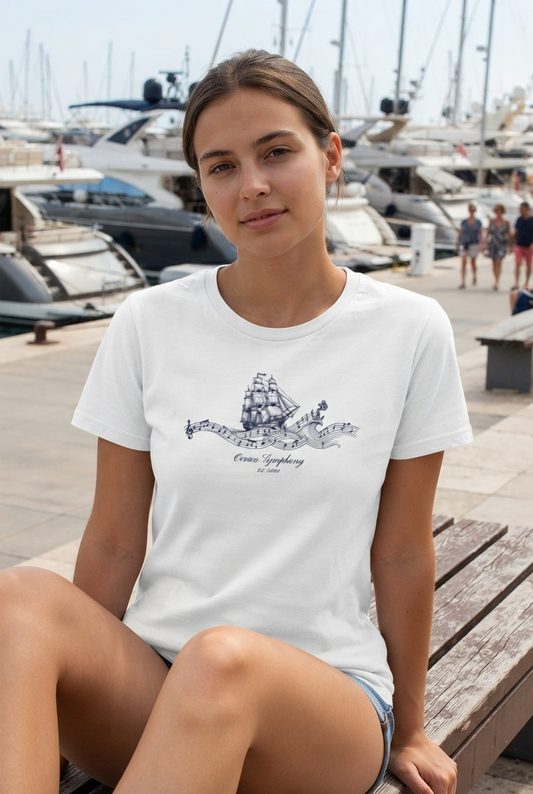 Ein weißes Ocean Symphony Premium Organic Damen-Shirt mit einem detaillierten Design eines historischen Segelschiffs, das auf musikalischen Wellen mit Notenschlüsseln und einem Anker reitet. (white-3)