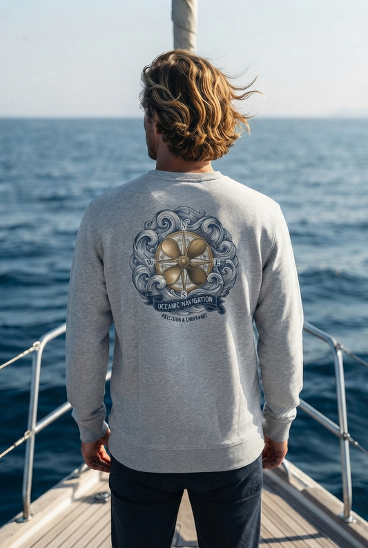 Maritimes Unisex Bio-Sweatshirt „Oceanic Navigation“ – Rückansicht mit detaillierter Kompassrose, Schiffsschraube und nautischem Wellendesign. 