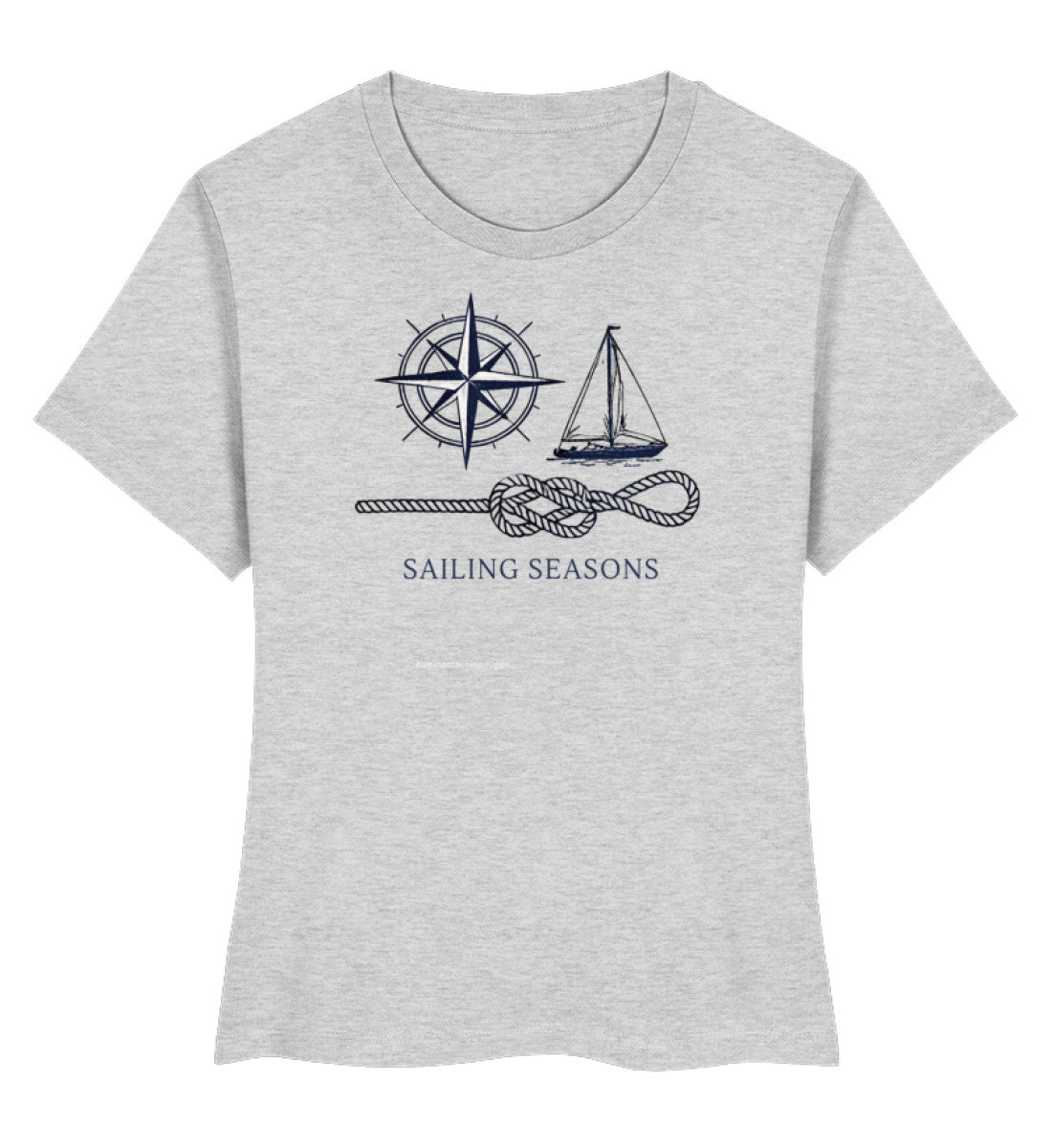 Graues Maritimes Damen Premium Organic T-Shirt mit dem Motiv „Sailing Seasons“, einer detaillierten Kompassrose, einer Segelyacht und einem Schiffstau. (Heather Grey-6892) www.digiuliano.com