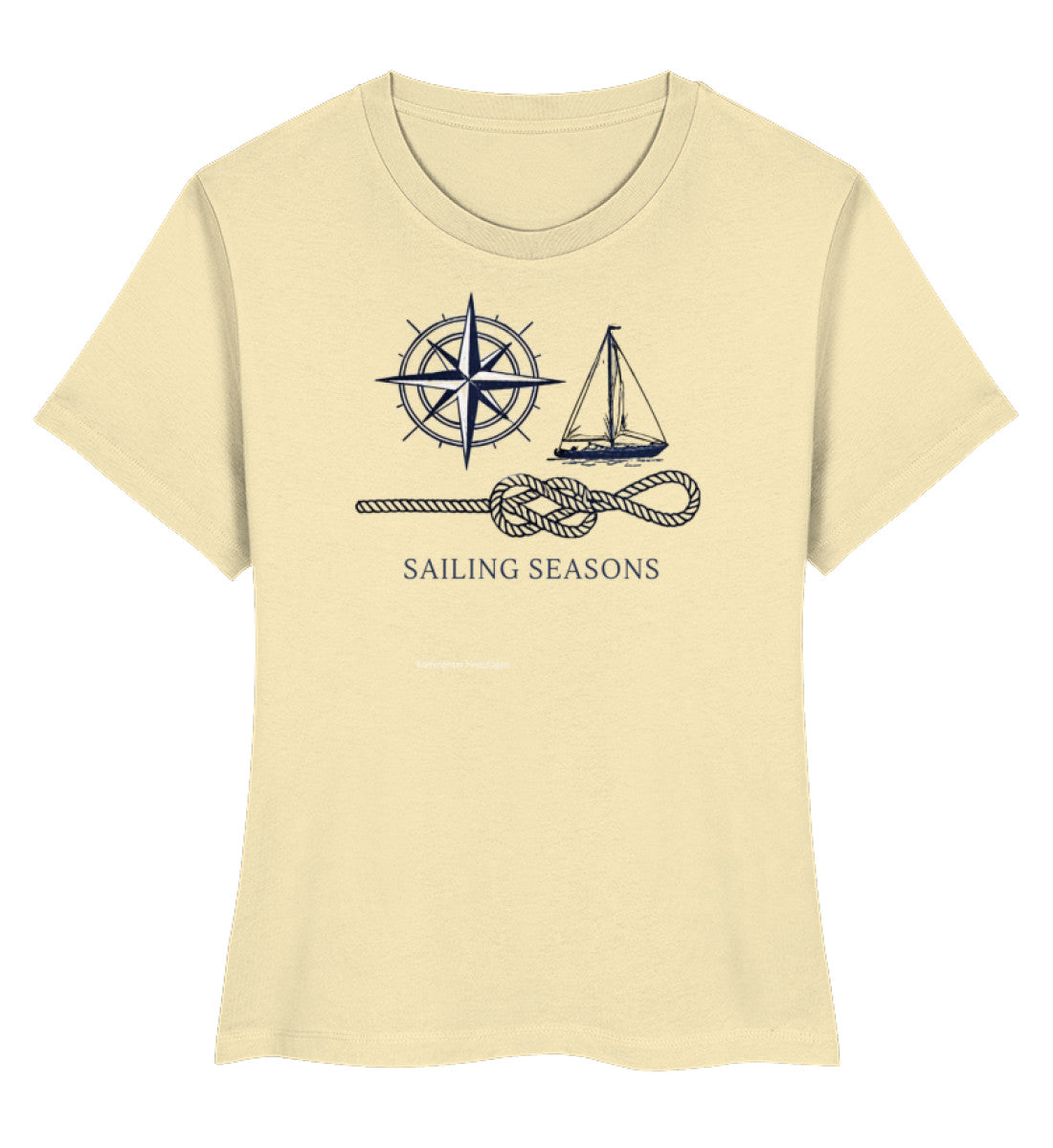 Naturbelassenes Maritimes Damen Premium Organic T-Shirt mit dem Motiv „Sailing Seasons“, einer detaillierten Kompassrose, einer Segelyacht und einem Schiffstau. (Natural Raw-7131) www.digiuliano.com