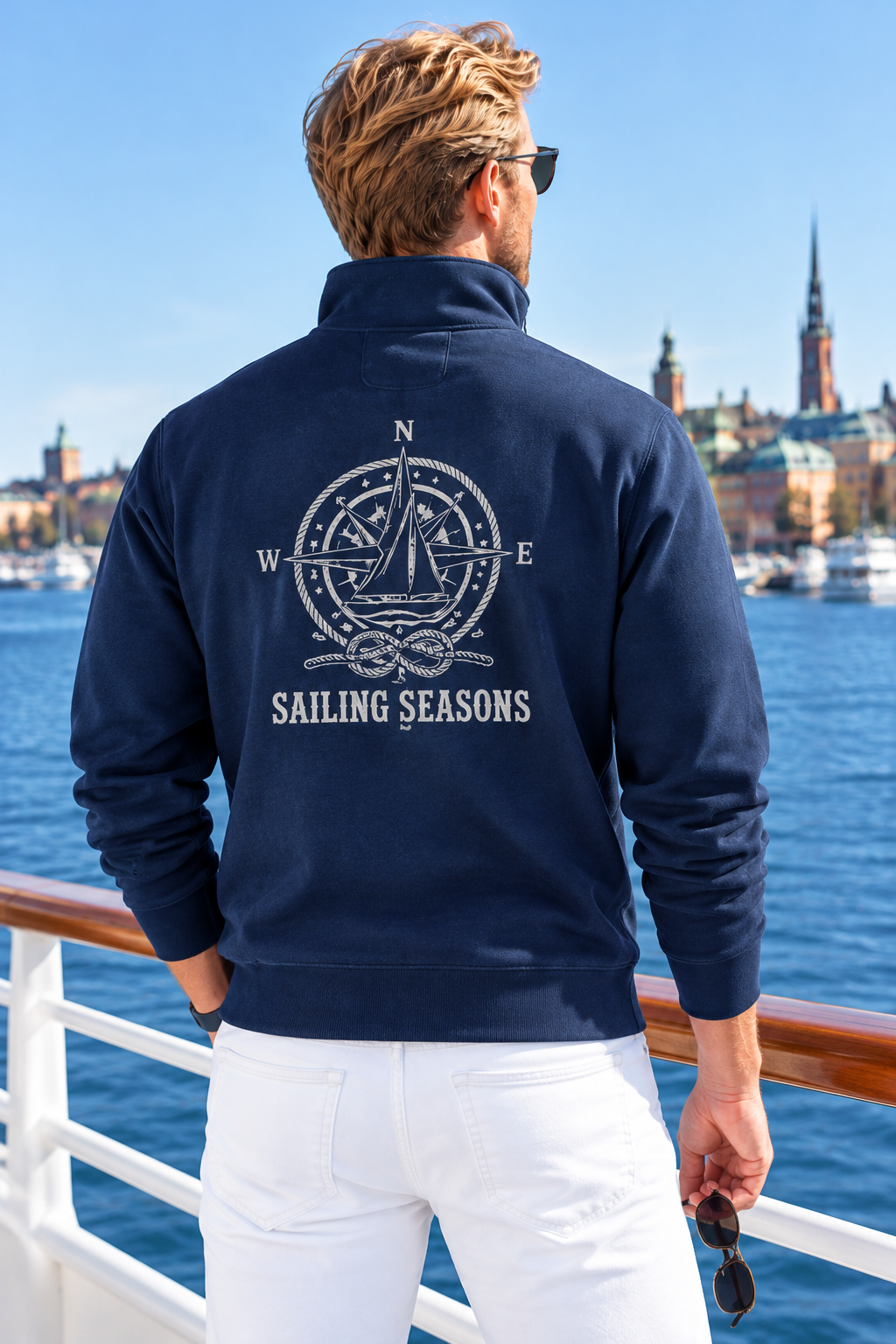 Maritimer Bio Boxcut Zipper in der Rückansicht mit großem „Sailing Seasons“-Rückenmotiv, Kompassrose und maritimer Symbolik. www.digiuliano.com