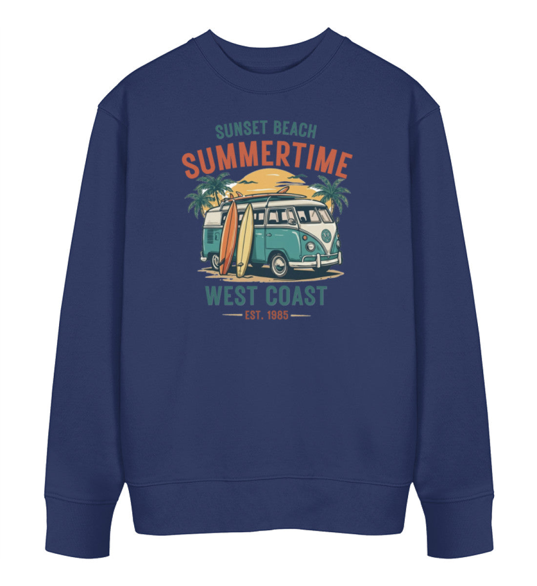 Marineblau maritimes Unisex Bio Organic Sweatshirt mit türkisblauem Vintage Surfer-Bulli, angelehnten Surfbrechtern, Palmen und dem Schriftzug „Sunset Beach Summertime West Coast EST. 1985“. (French Navy-6057) www.digiuliano.com