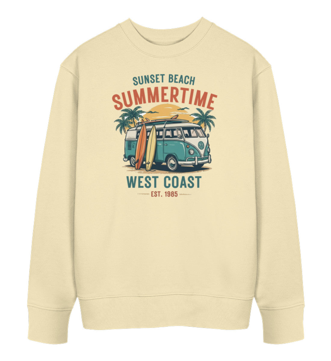 Naturbelassen maritimes Unisex Bio Organic Sweatshirt mit türkisblauem Vintage Surfer-Bulli, angelehnten Surfbrechtern, Palmen und dem Schriftzug „Sunset Beach Summertime West Coast EST. 1985“. (Natural Raw-7131) www.digiuliano.com