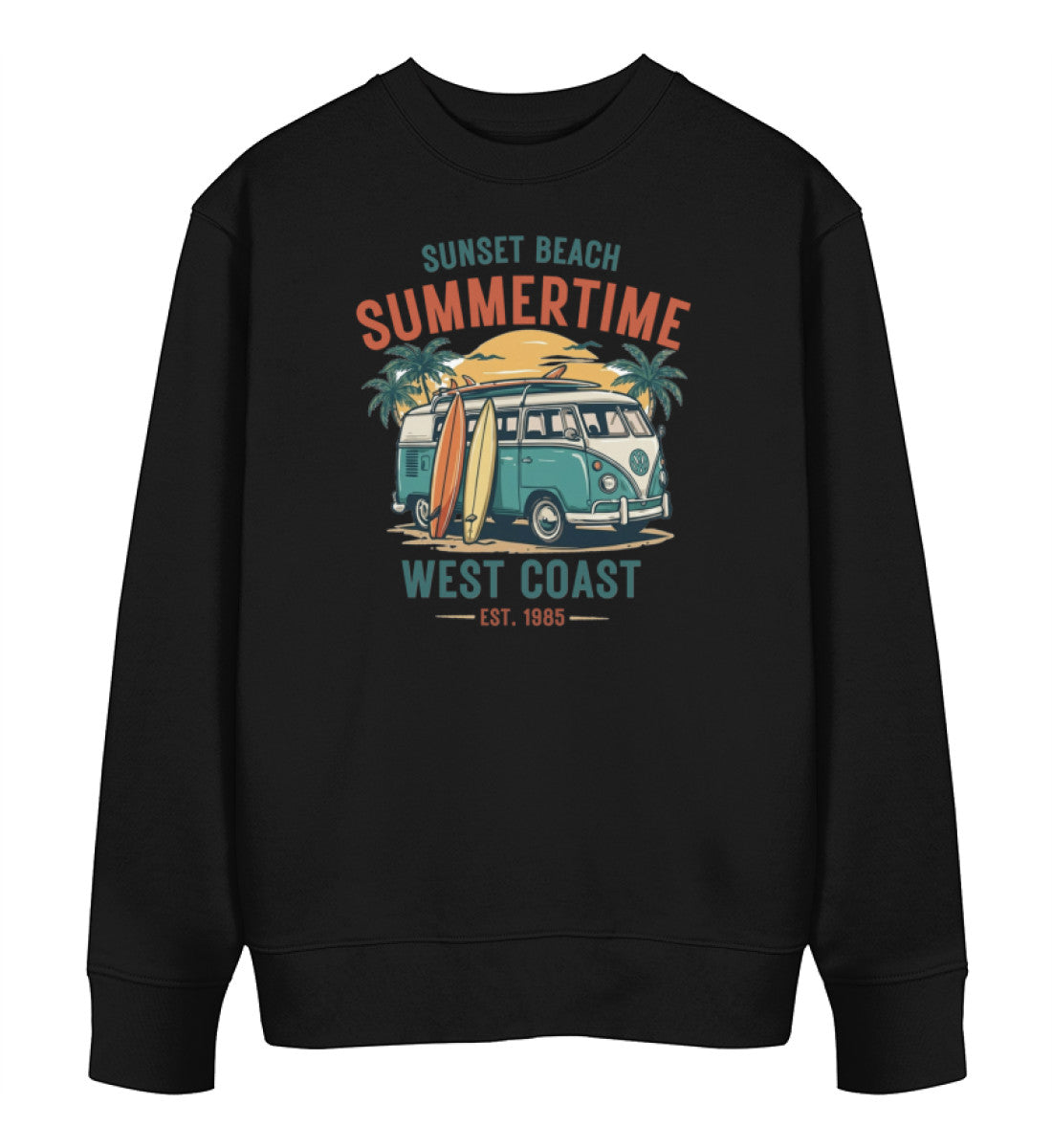 Schwarz maritimes Unisex Bio Organic Sweatshirt mit türkisblauem Vintage Surfer-Bulli, angelehnten Surfbrechtern, Palmen und dem Schriftzug „Sunset Beach Summertime West Coast EST. 1985“. (Black-16) www.digiuliano.com