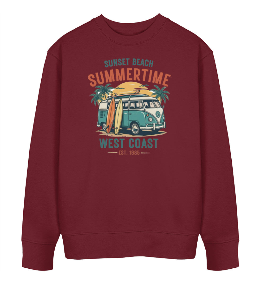 Dunkelrot maritimes Unisex Bio Organic Sweatshirt mit türkisblauem Vintage Surfer-Bulli, angelehnten Surfbrechtern, Palmen und dem Schriftzug „Sunset Beach Summertime West Coast EST. 1985“. (Burgundy-6883) www.digiuliano.com