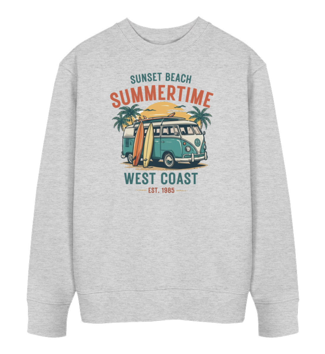 Graumeliert maritimes Unisex Bio Organic Sweatshirt mit türkisblauem Vintage Surfer-Bulli, angelehnten Surfbrechtern, Palmen und dem Schriftzug „Sunset Beach Summertime West Coast EST. 1985“. (Heather Grey-6892) www.digiuliano.com