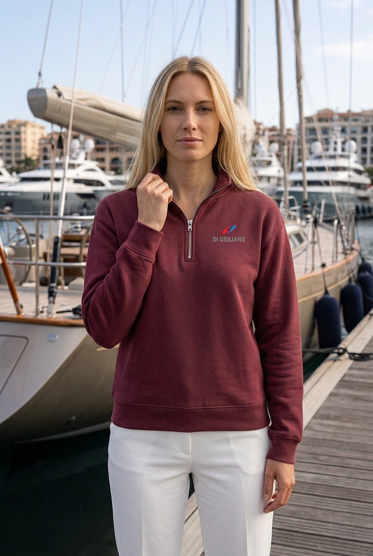 Maritimes Bio Half-Zip Sweatshirt in der Vorderansicht mit Metall-Reißverschluss am Stehkragen, Ripp-Bündchen und dezentem „DI GIULIANO MARITIME MODE“-Logo. www.digiuliano.com